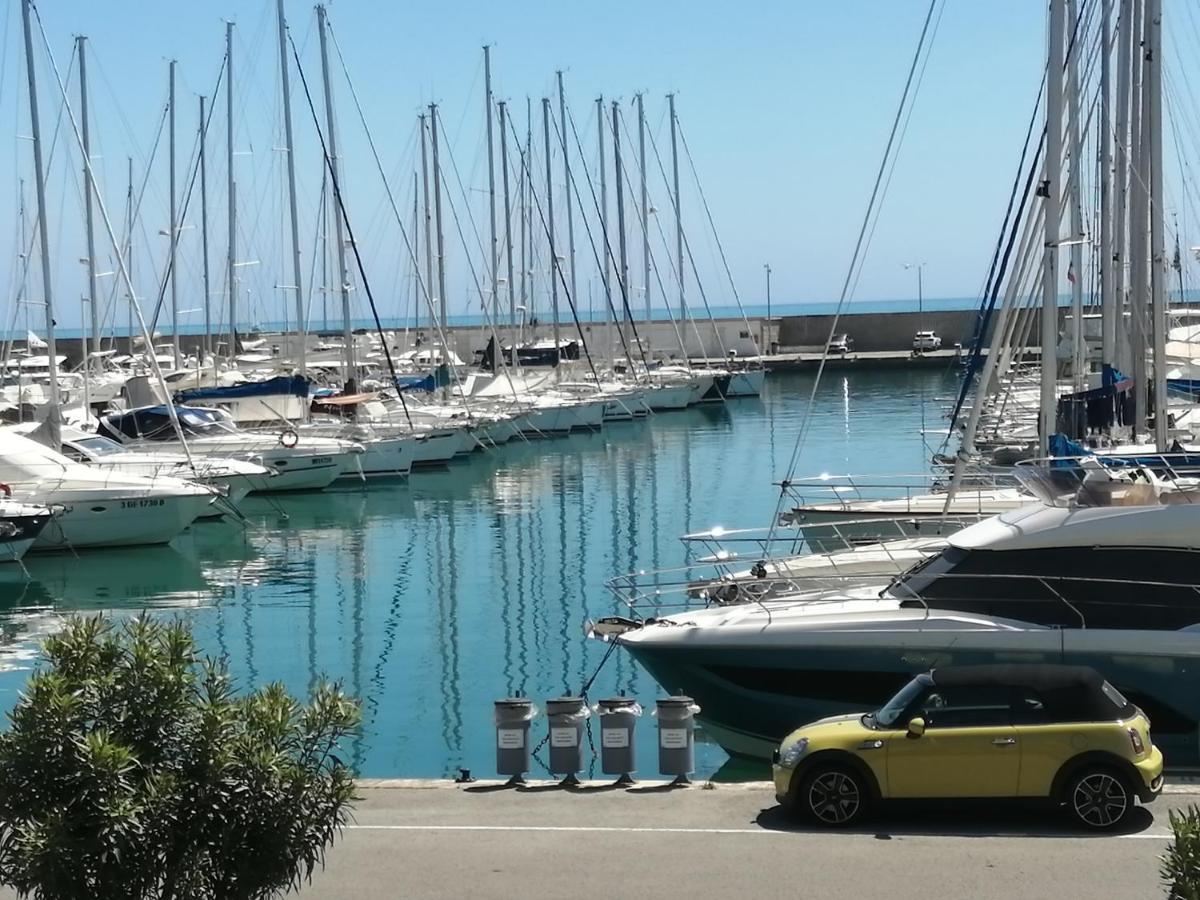 Joli studio bord de mer, clim, balcon, parking privé Menton Exterior foto